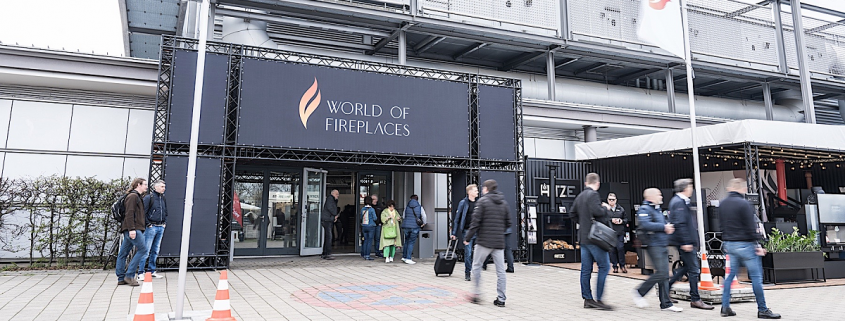 Das Foto zeigt den Eingang Halle 5 der Leipziger Messe während der World of Fireplace 2023